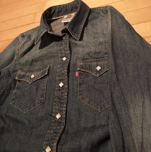 Classic Levi's women's jean style denim jacket in really good condition